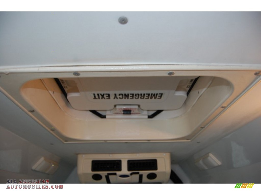 2006 E Series Van E350 Commercial Extended - Oxford White / Medium Flint Grey photo #17