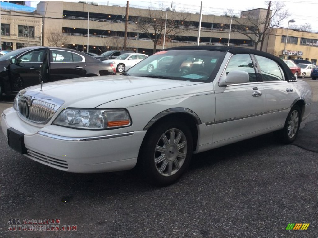 Vibrant White / Light Camel Lincoln Town Car Signature Limited