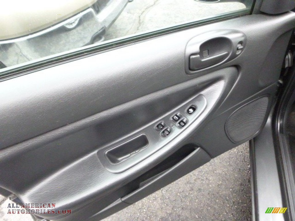2005 Sebring Sedan - Graphite Metallic / Dark Slate Gray photo #11