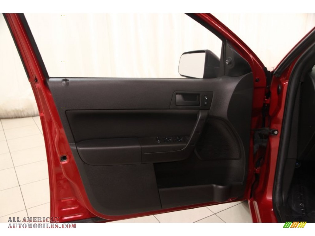 2010 Focus SE Sedan - Sangria Red Metallic / Charcoal Black photo #4