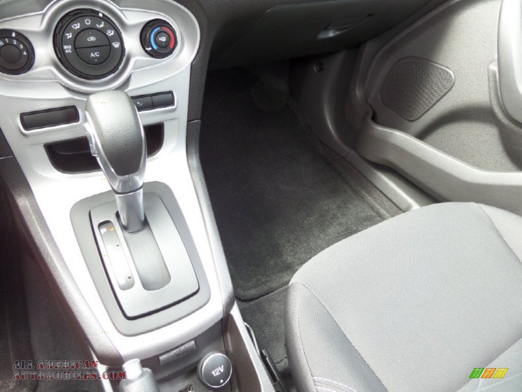 2014 Fiesta SE Sedan - Ingot Silver / Charcoal Black photo #19