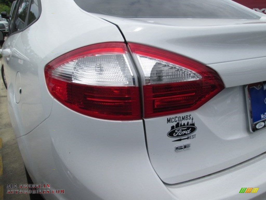 2015 Fiesta SE Sedan - Oxford White / Charcoal Black photo #10