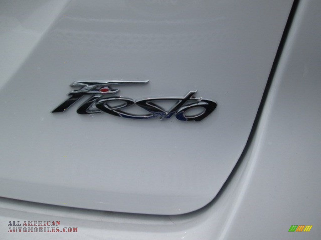2015 Fiesta SE Sedan - Oxford White / Charcoal Black photo #11