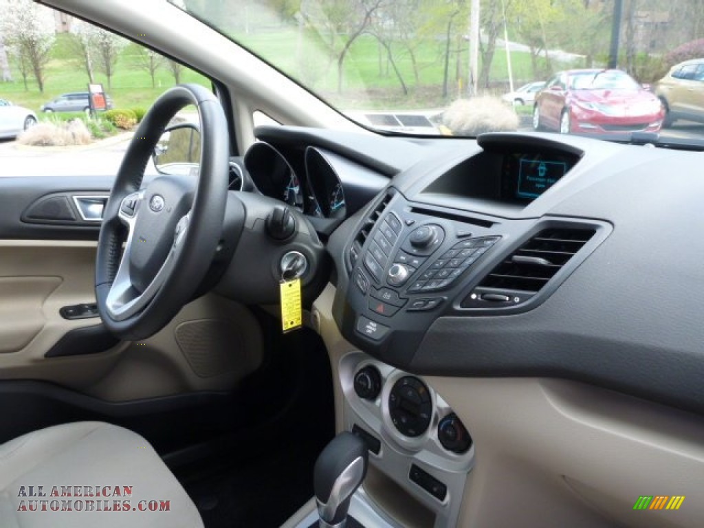 2014 Fiesta SE Sedan - Storm Gray / Medium Light Stone photo #10