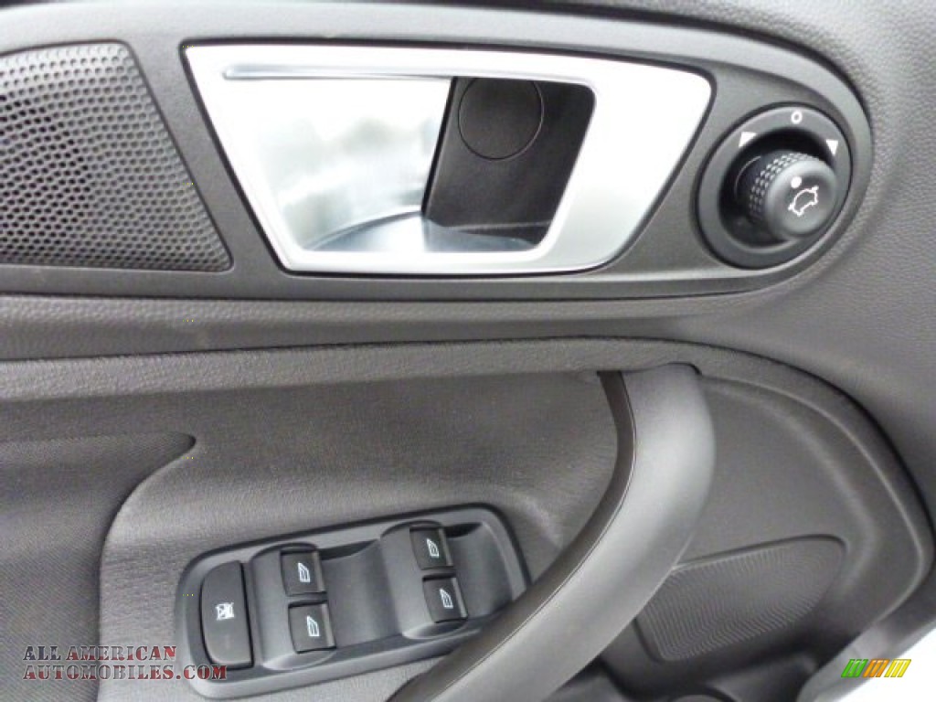 2015 Fiesta SE Hatchback - Oxford White / Charcoal Black photo #11