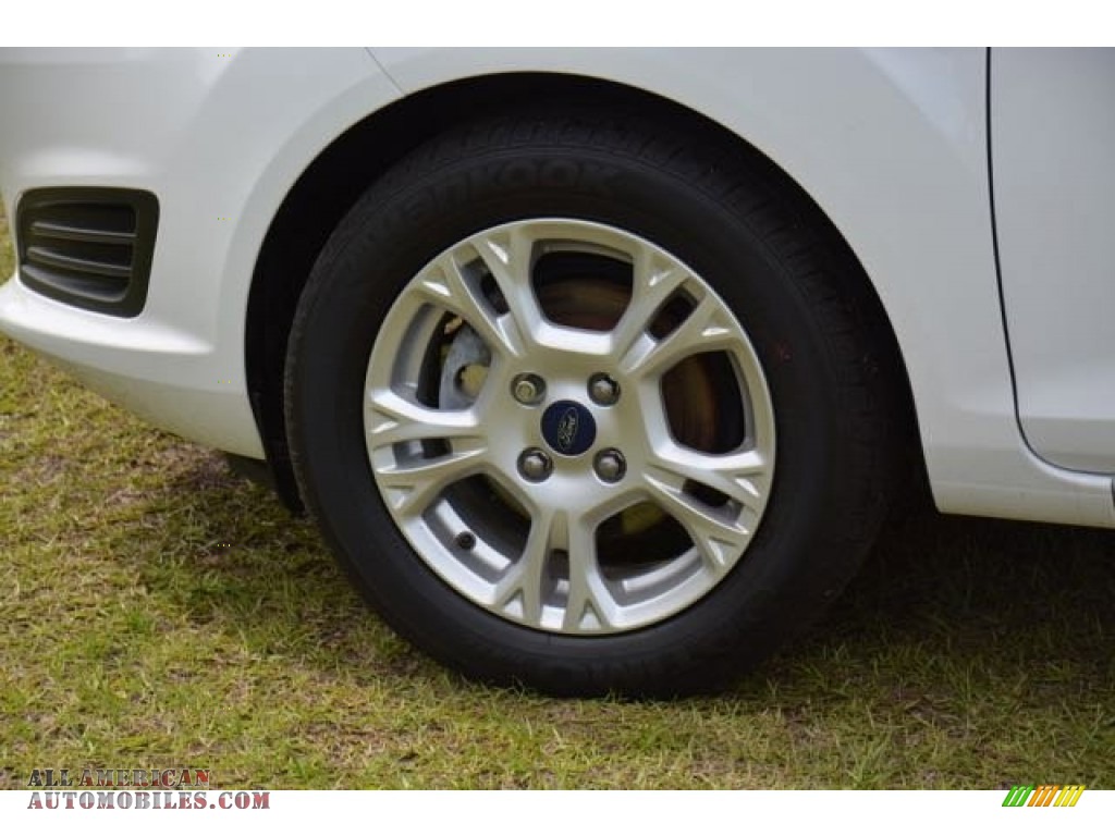 2014 Fiesta SE Sedan - Oxford White / Medium Light Stone photo #10