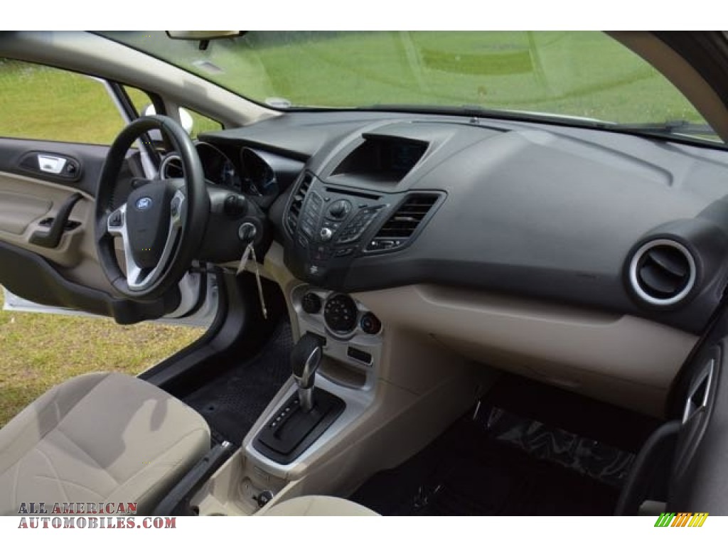 2014 Fiesta SE Sedan - Oxford White / Medium Light Stone photo #18