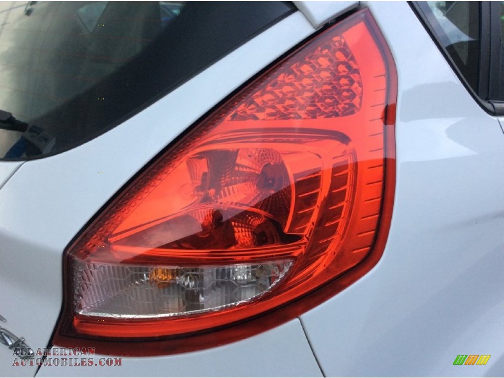 2012 Fiesta SE Hatchback - Oxford White / Light Stone/Charcoal Black photo #20