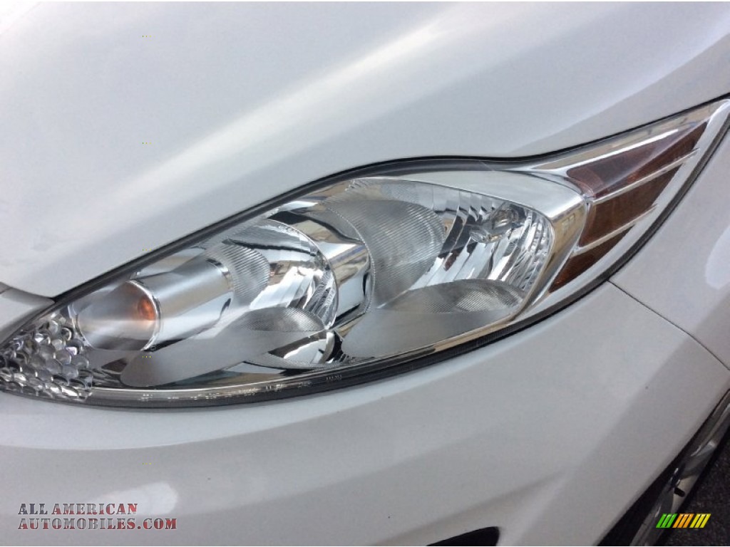 2012 Fiesta SE Hatchback - Oxford White / Light Stone/Charcoal Black photo #26
