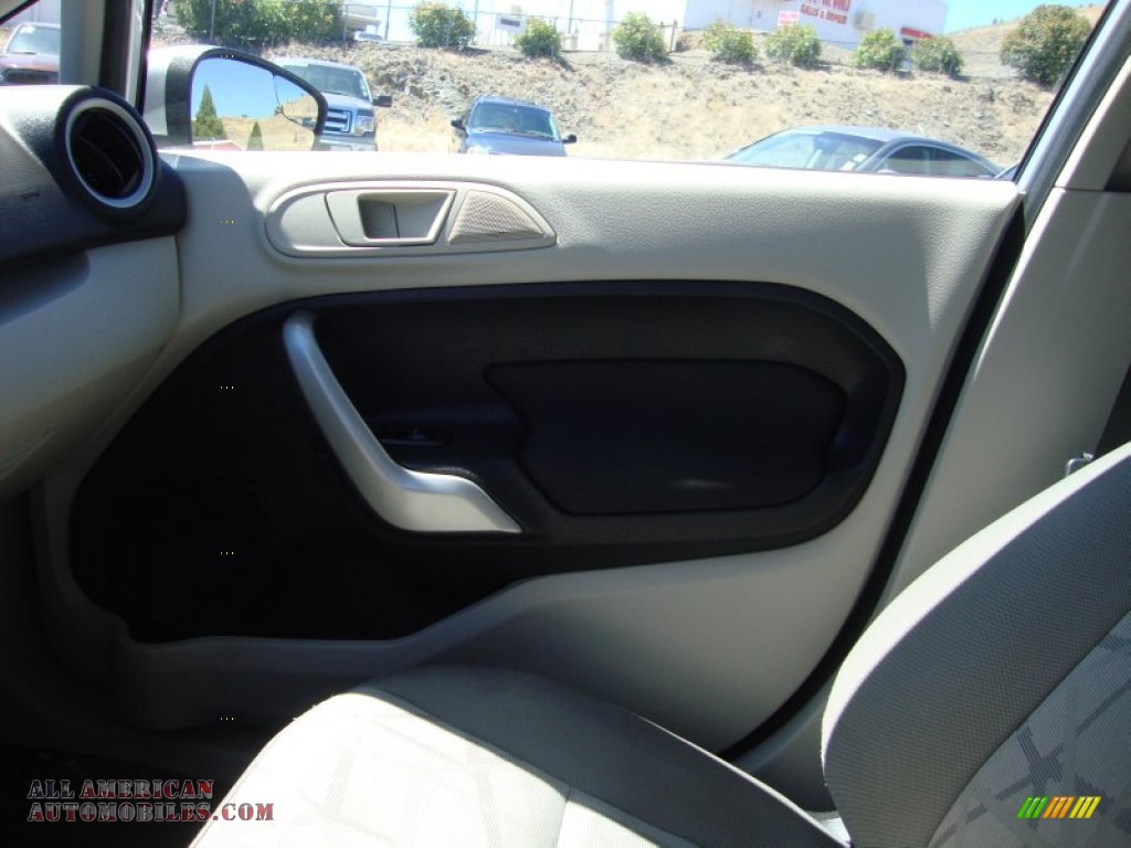 2013 Fiesta SE Hatchback - Ingot Silver / Charcoal Black/Light Stone photo #16
