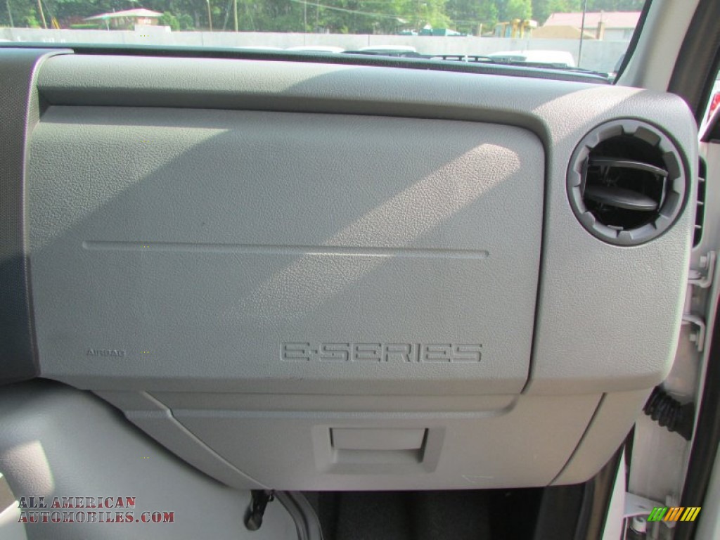 2010 E Series Van E150 Commercial - Oxford White / Medium Flint photo #26