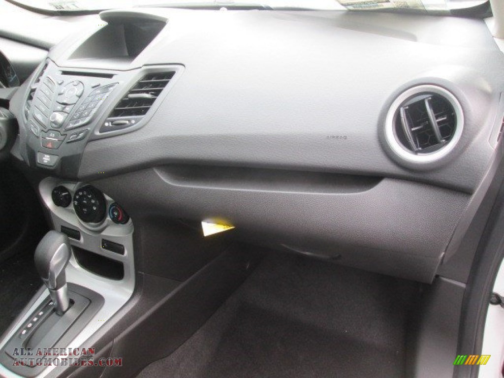 2015 Fiesta SE Hatchback - Oxford White / Charcoal Black photo #22