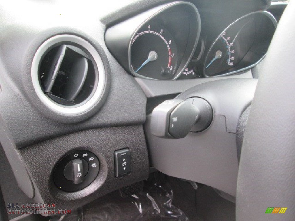 2015 Fiesta SE Hatchback - Oxford White / Charcoal Black photo #27