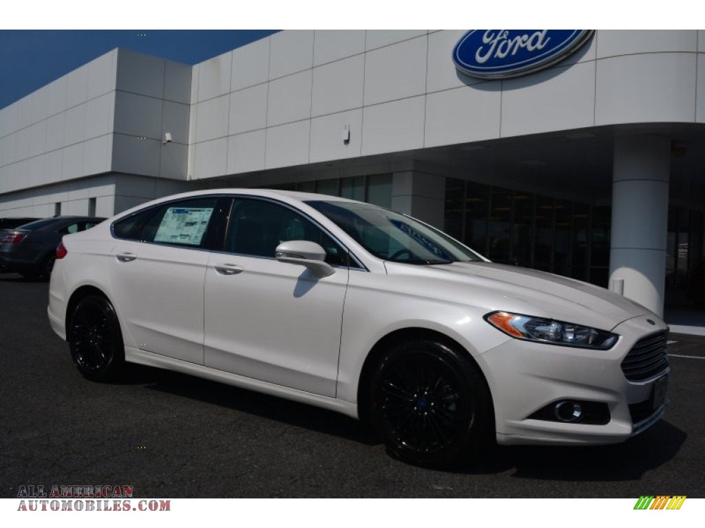 White Platinum Tri-Coat Metallic / Charcoal Black Ford Fusion SE