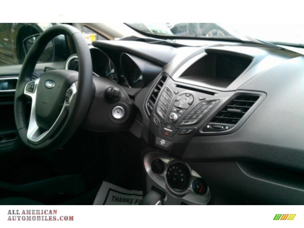2015 Fiesta SE Sedan - Magnetic Metallic / Charcoal Black photo #24