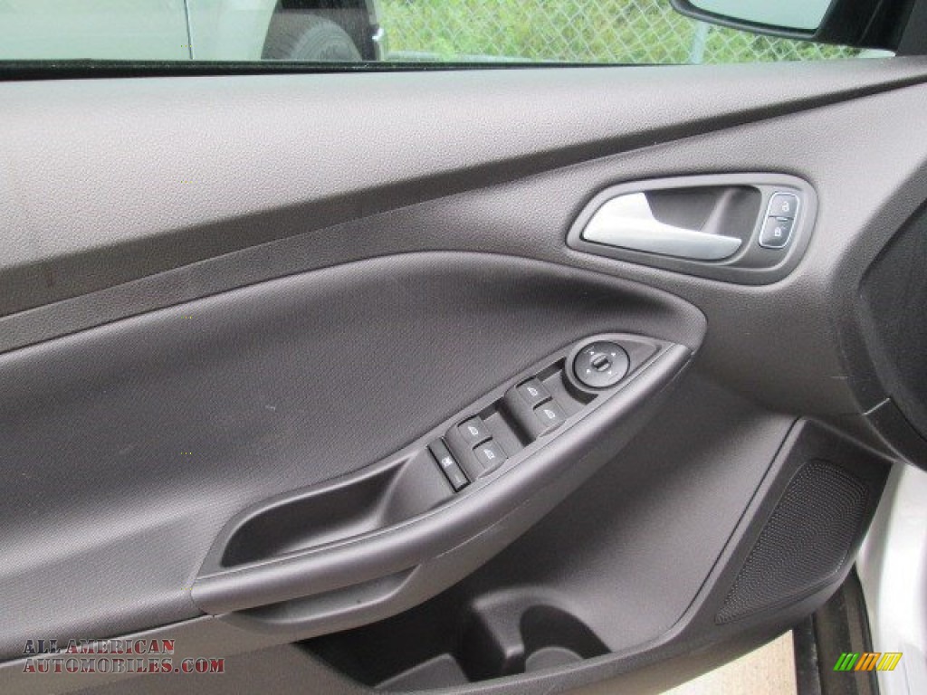 2015 Focus SE Sedan - Ingot Silver Metallic / Charcoal Black photo #31