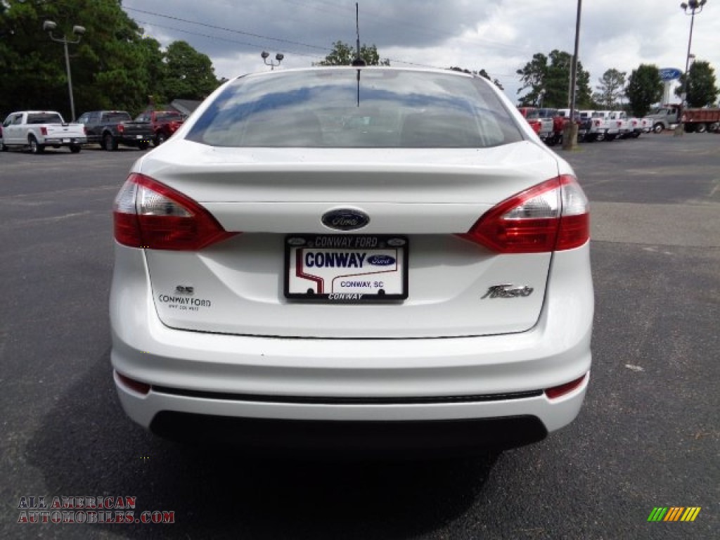 2015 Fiesta SE Sedan - Oxford White / Charcoal Black photo #4