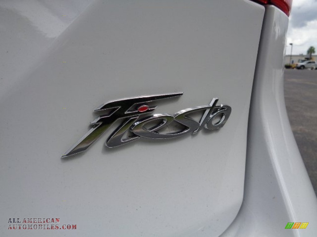 2015 Fiesta SE Sedan - Oxford White / Charcoal Black photo #6