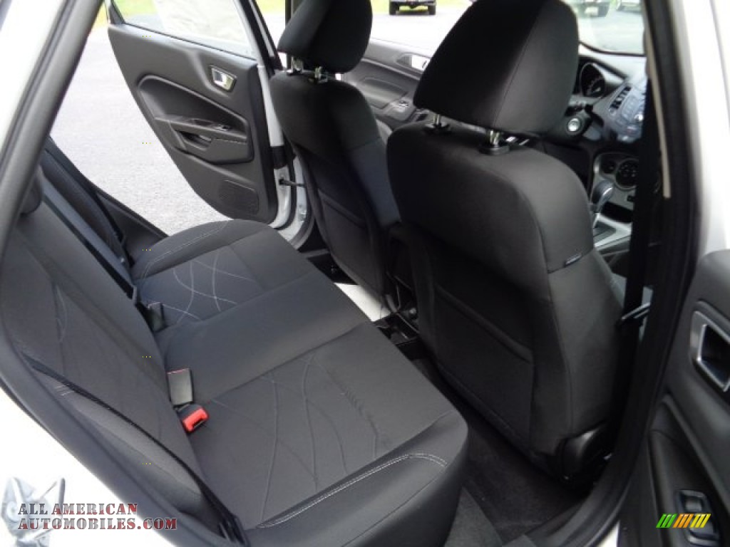 2015 Fiesta SE Sedan - Oxford White / Charcoal Black photo #16