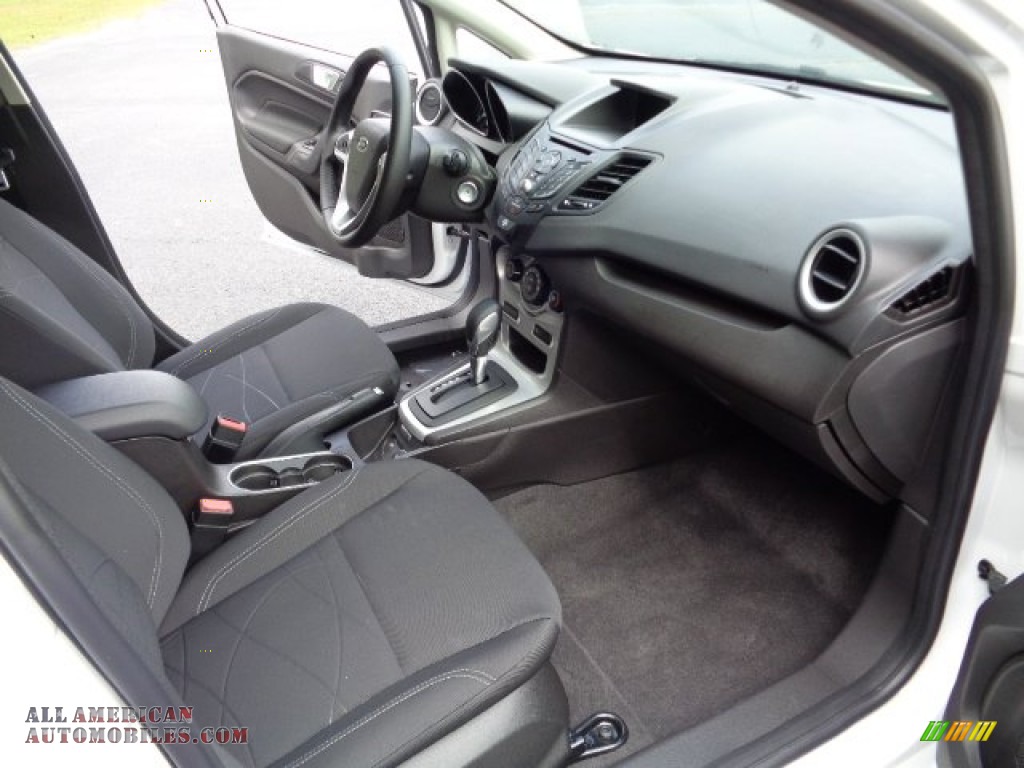 2015 Fiesta SE Sedan - Oxford White / Charcoal Black photo #17