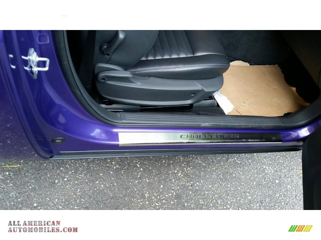 2010 Challenger R/T Classic Furious Fuchsia Edition - Plum Crazy Purple Pearl / Dark Slate Gray photo #17