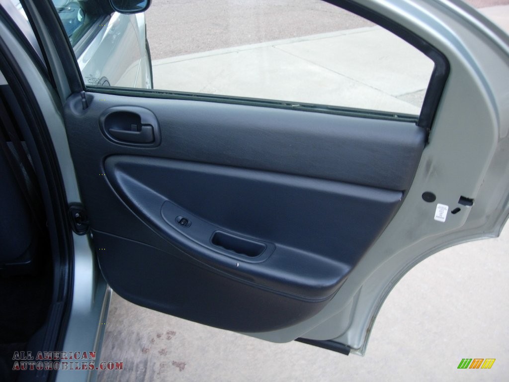 2004 Stratus SE Sedan - Bright Silver Metallic / Dark Slate Gray photo #16