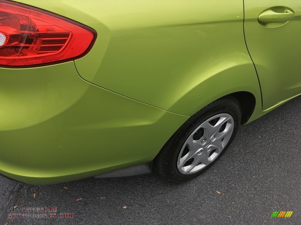 2011 Fiesta SE Sedan - Lime Squeeze Metallic / Light Stone/Charcoal Black Cloth photo #5
