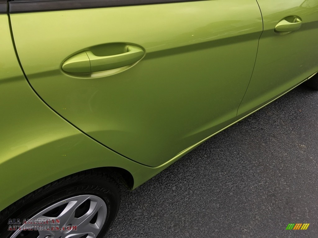 2011 Fiesta SE Sedan - Lime Squeeze Metallic / Light Stone/Charcoal Black Cloth photo #7