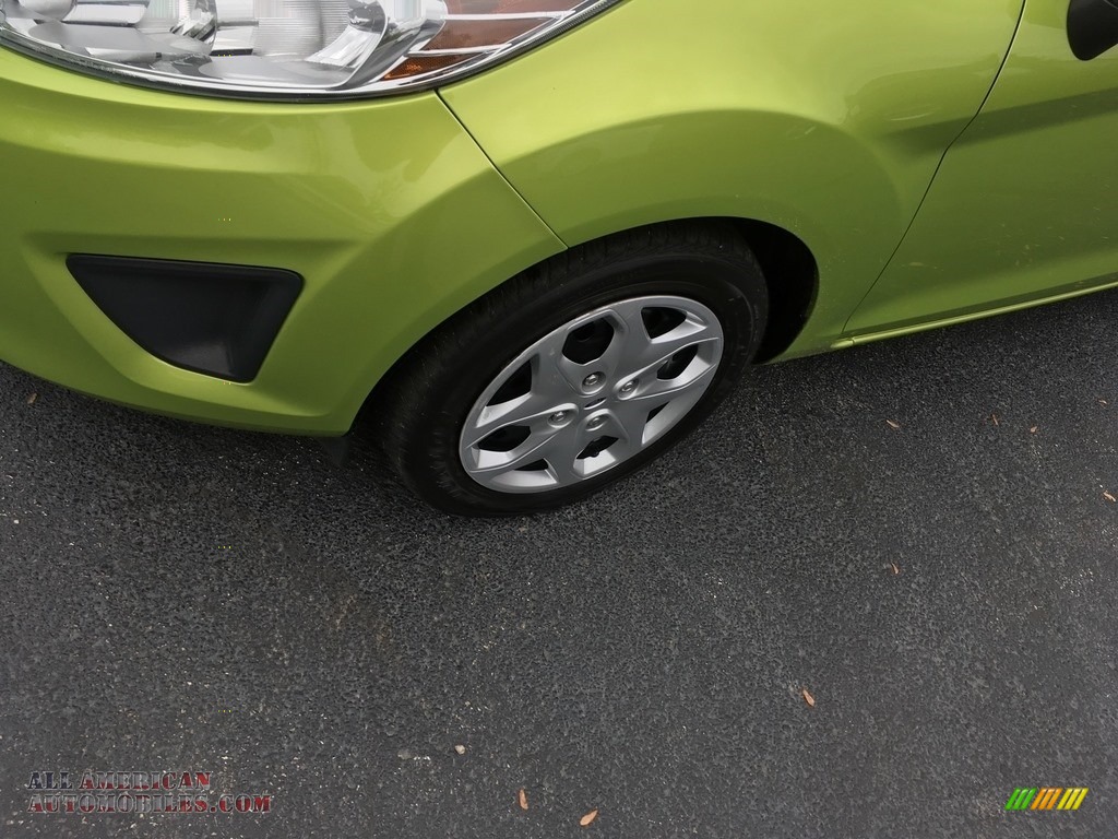 2011 Fiesta SE Sedan - Lime Squeeze Metallic / Light Stone/Charcoal Black Cloth photo #10