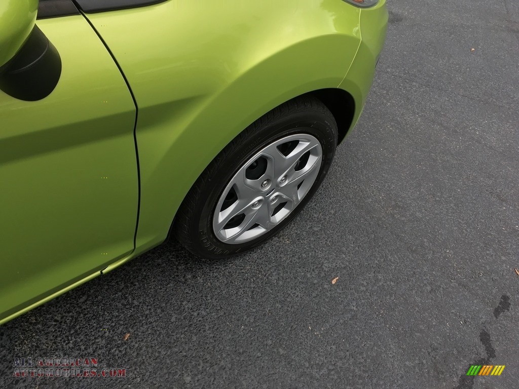 2011 Fiesta SE Sedan - Lime Squeeze Metallic / Light Stone/Charcoal Black Cloth photo #13