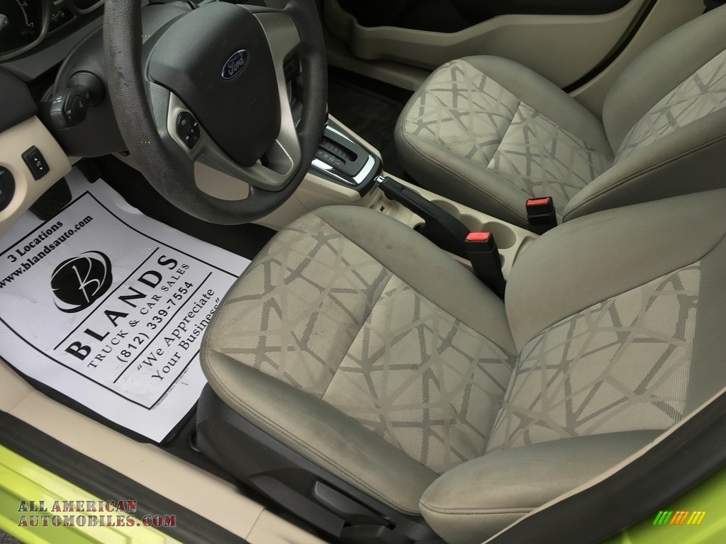 2011 Fiesta SE Sedan - Lime Squeeze Metallic / Light Stone/Charcoal Black Cloth photo #17