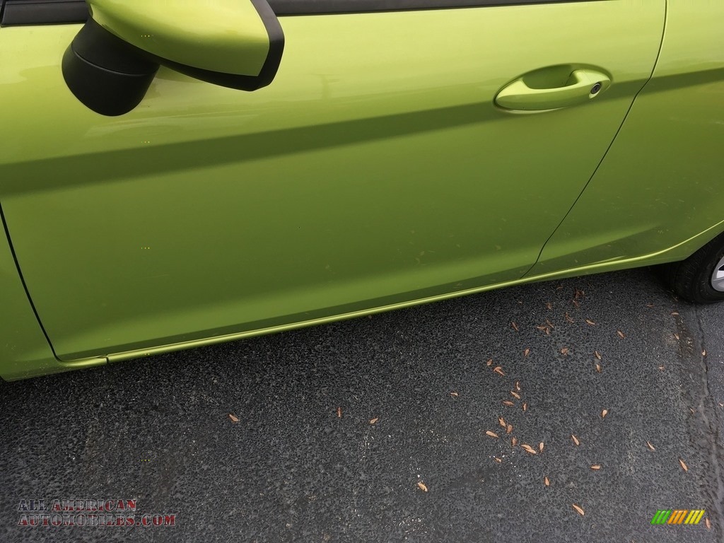 2011 Fiesta SE Sedan - Lime Squeeze Metallic / Light Stone/Charcoal Black Cloth photo #18