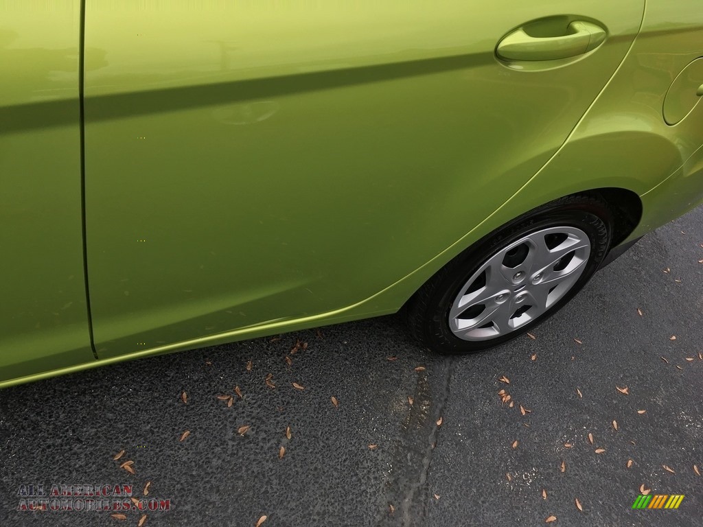 2011 Fiesta SE Sedan - Lime Squeeze Metallic / Light Stone/Charcoal Black Cloth photo #26