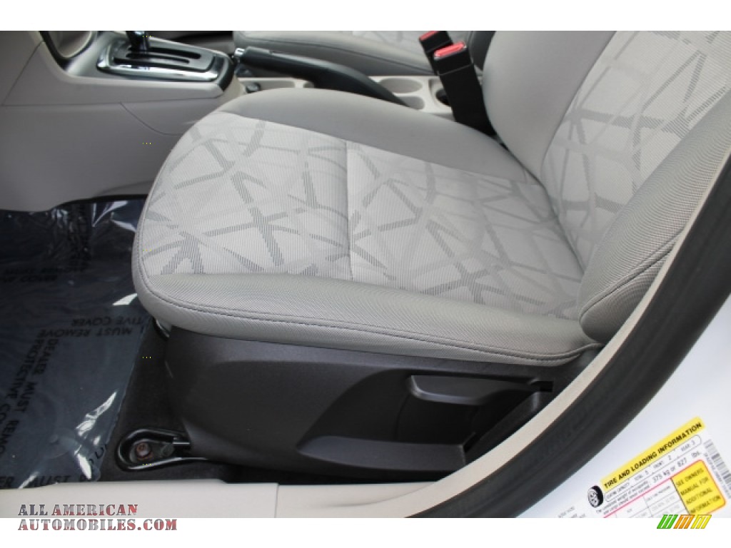 2011 Fiesta SE Hatchback - Oxford White / Light Stone/Charcoal Black Cloth photo #16