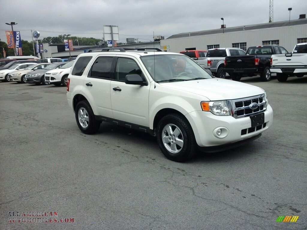 Oxford White / Charcoal Ford Escape XLT V6 4WD