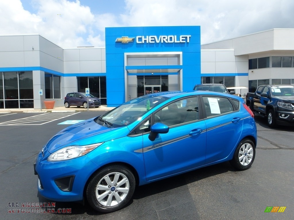 Blue Candy Metallic / Light Stone/Charcoal Black Ford Fiesta SE Hatchback