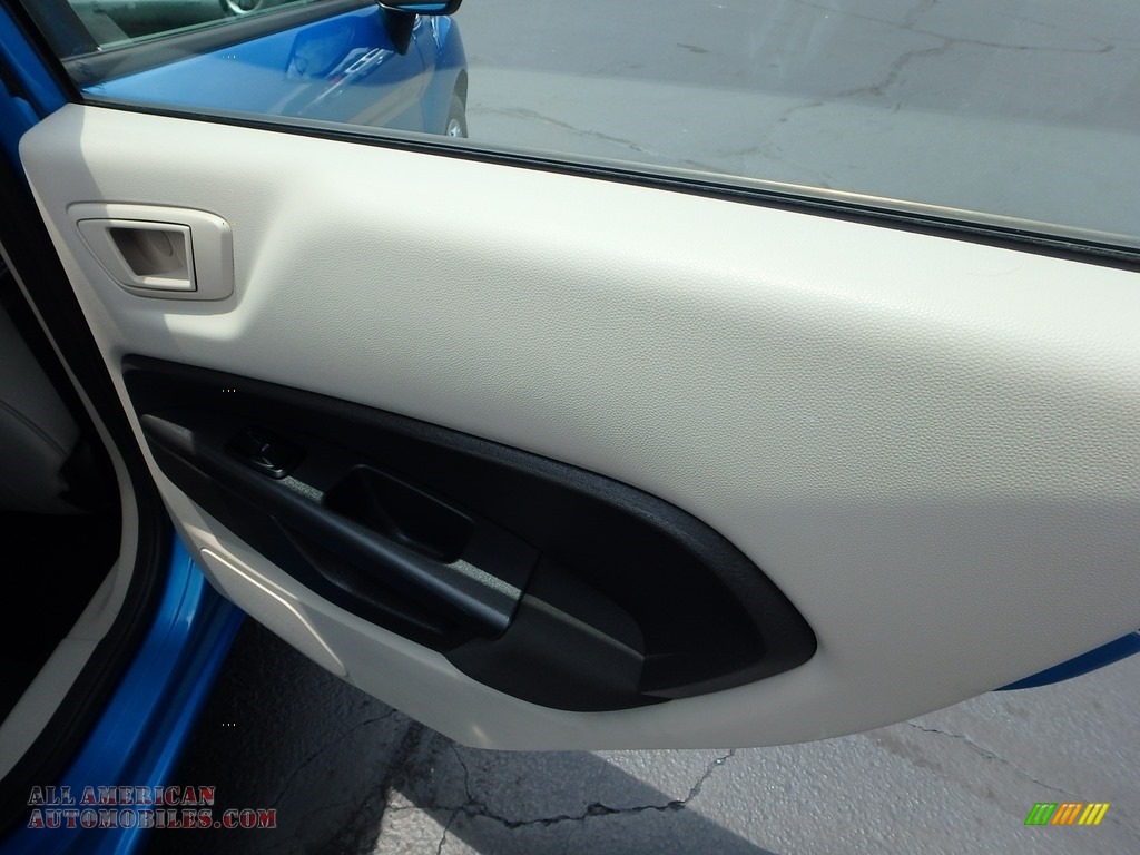 2012 Fiesta SE Hatchback - Blue Candy Metallic / Light Stone/Charcoal Black photo #19