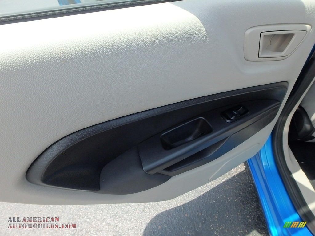 2012 Fiesta SE Hatchback - Blue Candy Metallic / Light Stone/Charcoal Black photo #23