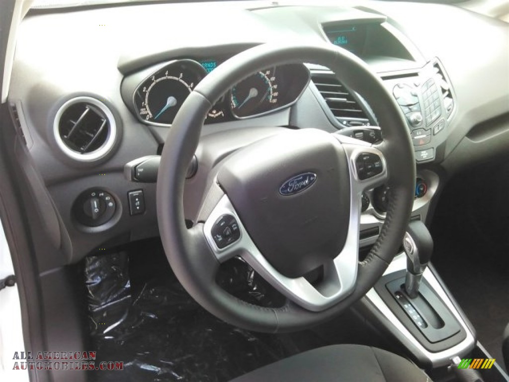 2016 Fiesta SE Hatchback - Oxford White / Charcoal Black photo #16