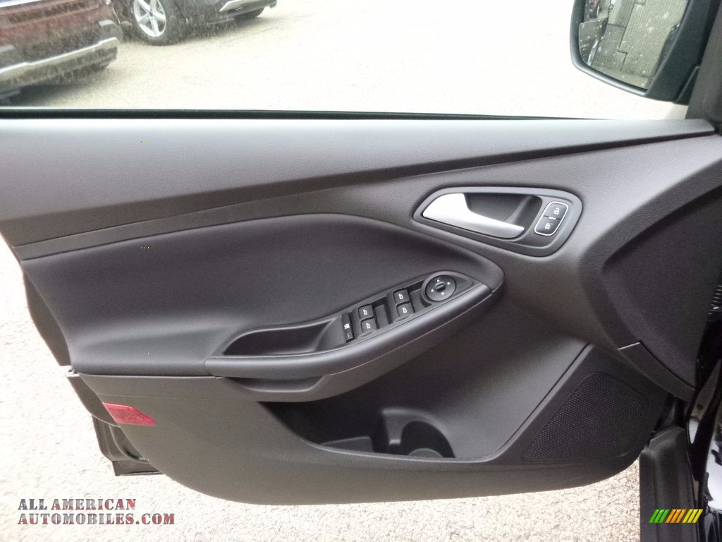 2016 Focus SE Sedan - Shadow Black / Charcoal Black photo #14