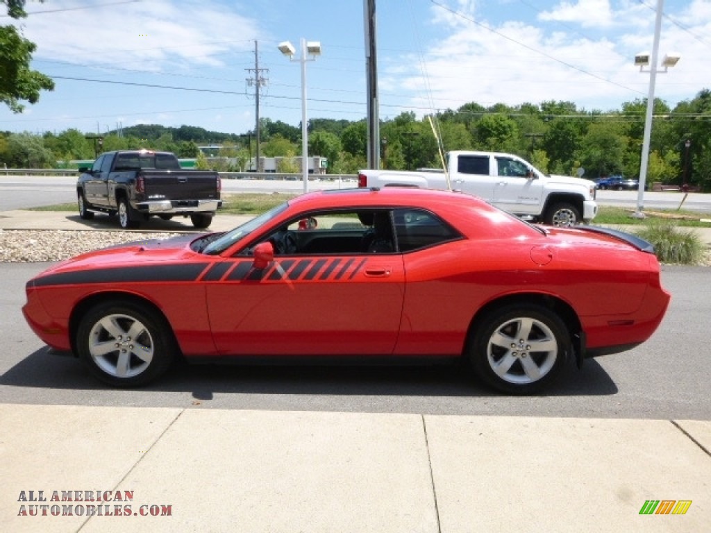 2010 Challenger SE - Inferno Red Crystal Pearl / Dark Slate Gray photo #11