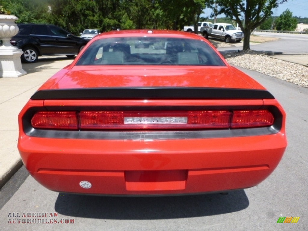 2010 Challenger SE - Inferno Red Crystal Pearl / Dark Slate Gray photo #13