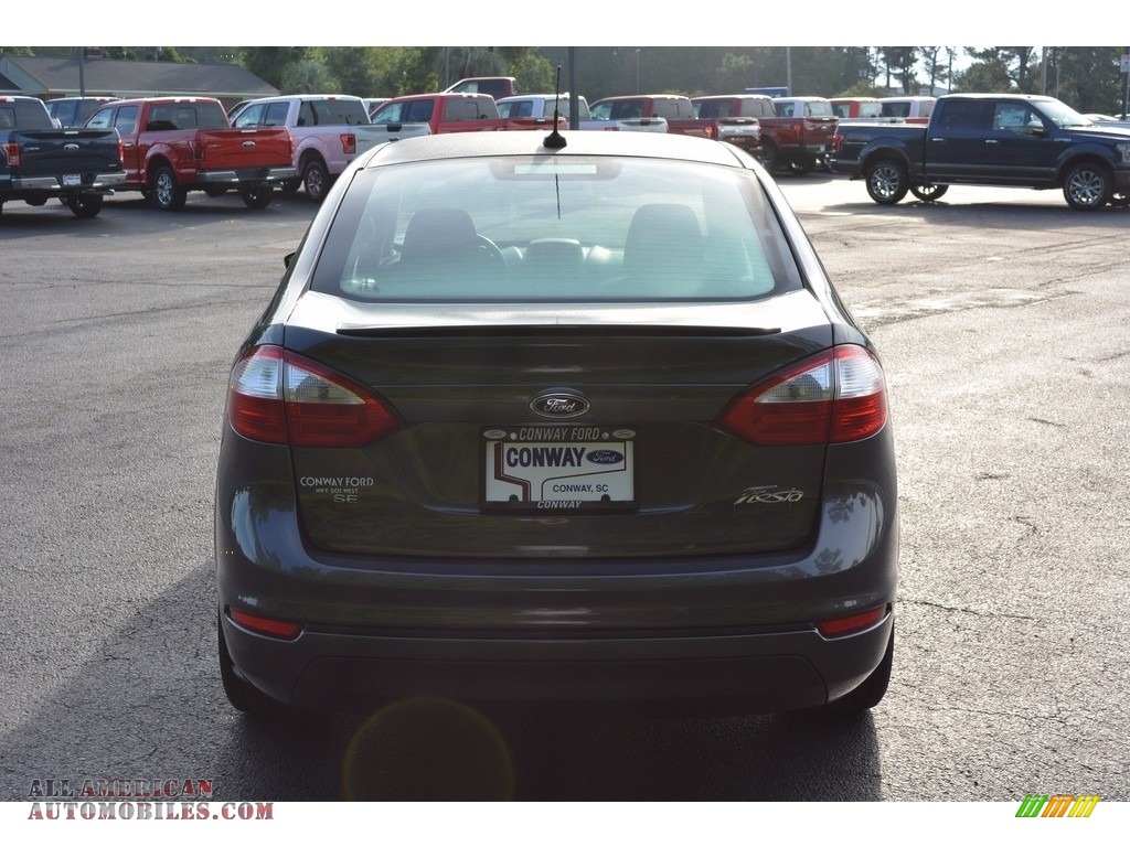 2015 Fiesta SE Sedan - Magnetic Metallic / Charcoal Black photo #4