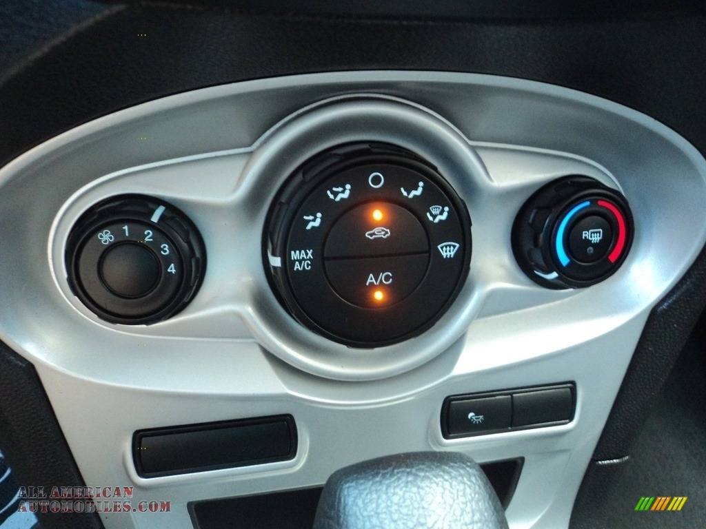 2014 Fiesta SE Hatchback - Race Red / Charcoal Black photo #21