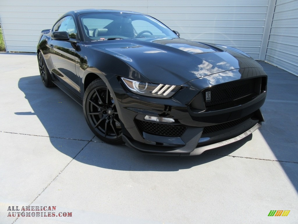 Shadow Black / Ebony Ford Mustang Shelby GT350