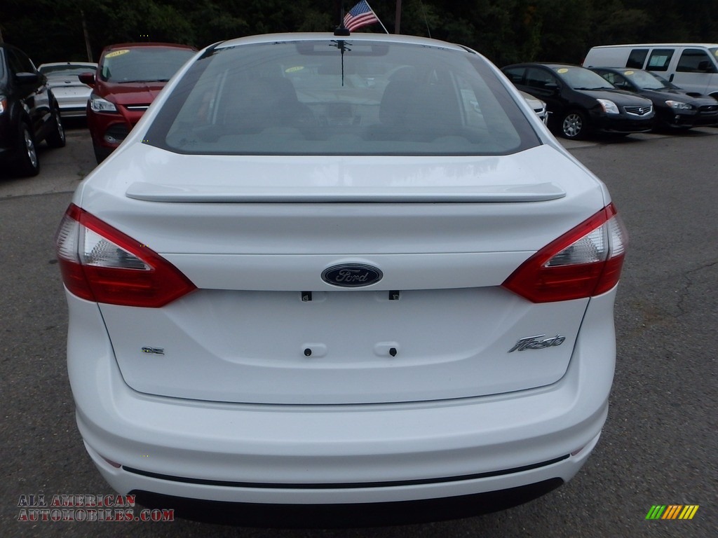 2015 Fiesta SE Sedan - Oxford White / Charcoal Black photo #3