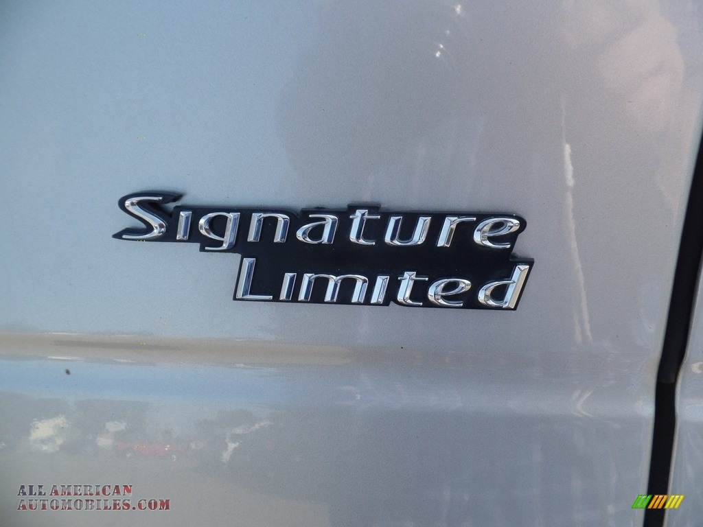 2011 Town Car Signature Limited - Silver Birch Metallic / Black photo #11