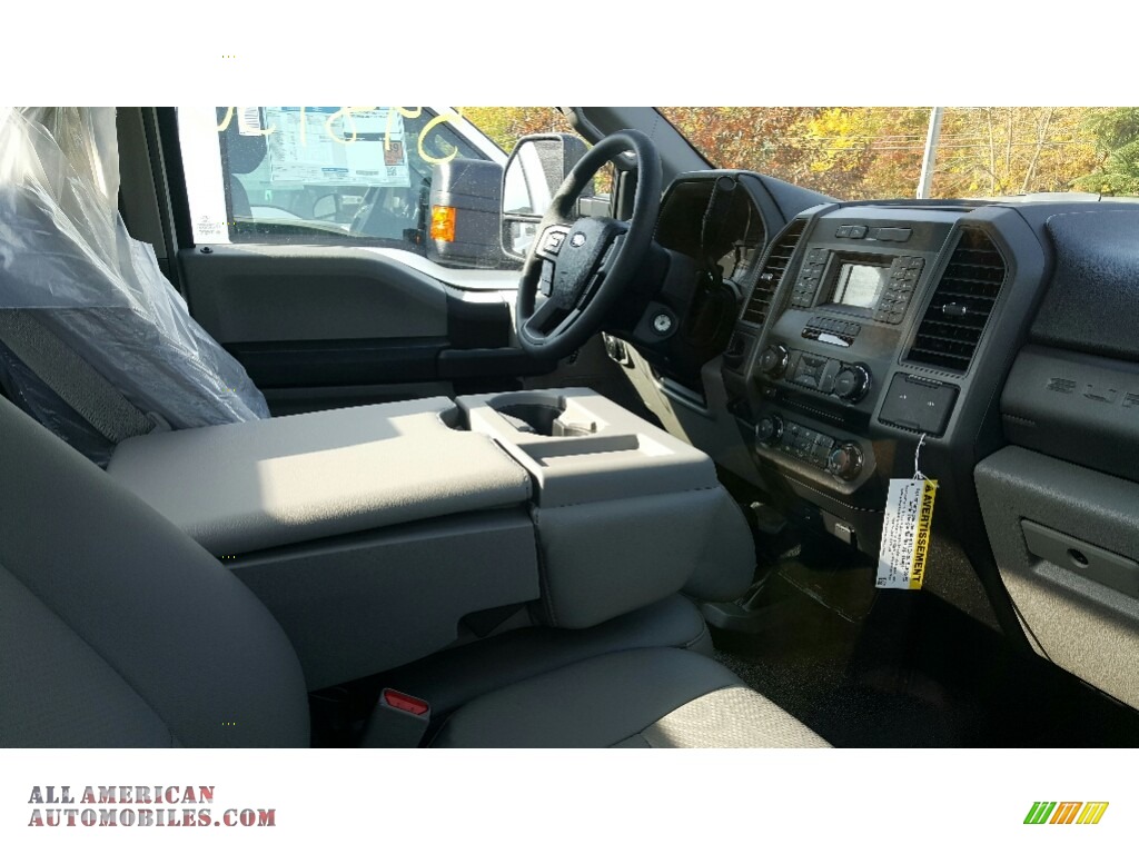 2017 F550 Super Duty XL Regular Cab 4x4 Chassis - Oxford White / Medium Earth Gray photo #2