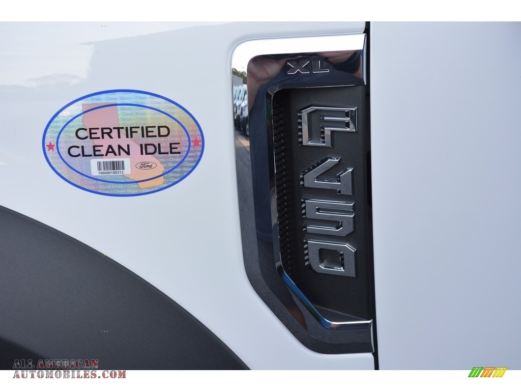 2017 F450 Super Duty XL Crew Cab Chassis - Oxford White / Medium Earth Gray photo #8