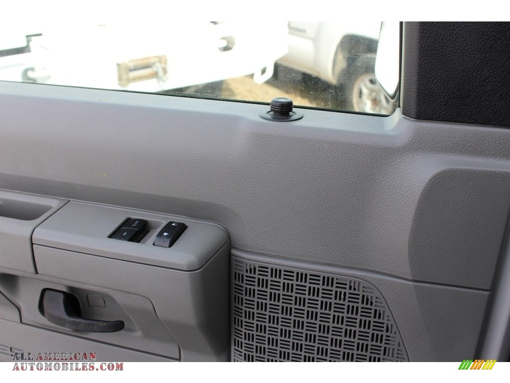 2013 E Series Van E350 XLT Passenger - Oxford White / Medium Flint photo #28